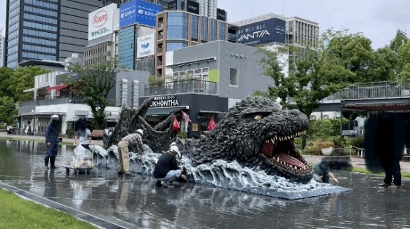 哥总面目狰狞超霸气！名古屋惊现超帅哥斯拉水上雕像