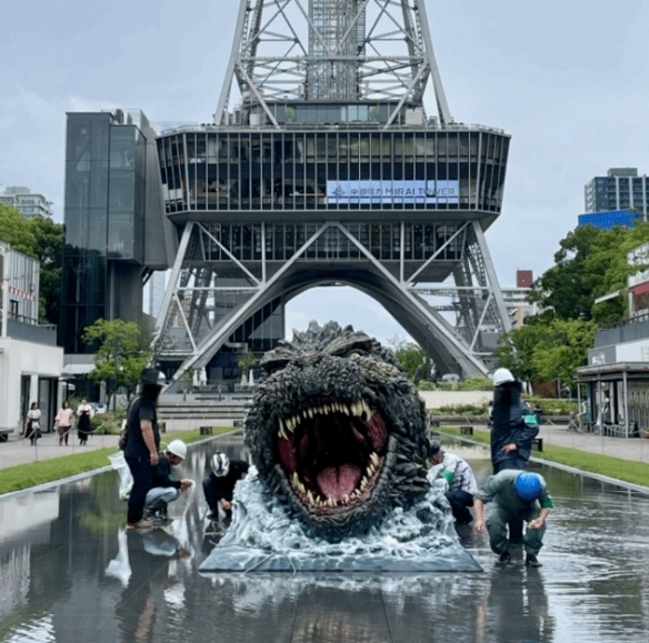 哥总面目狰狞超霸气！名古屋惊现超帅哥斯拉水上雕像