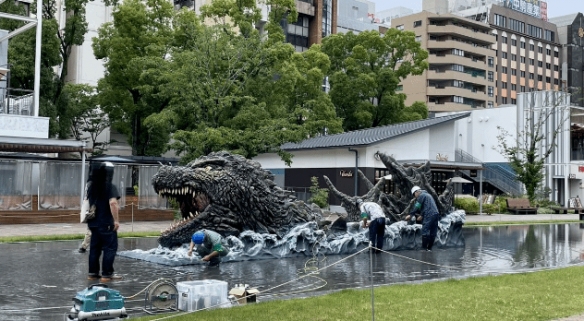 哥总面目狰狞超霸气！名古屋惊现超帅哥斯拉水上雕像