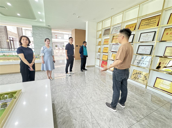 新疆大学生命科学与技术学院院长莅临那拉集团本源乳业考察指导