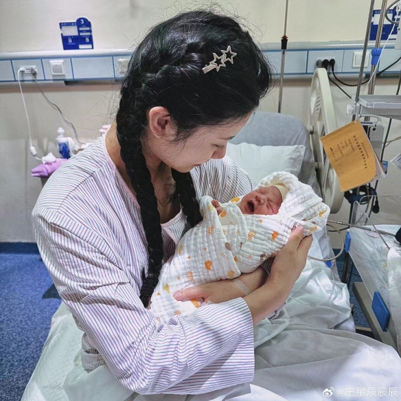《完蛋！我被美女包围了》浩浩妈喜得千金 官方送祝福