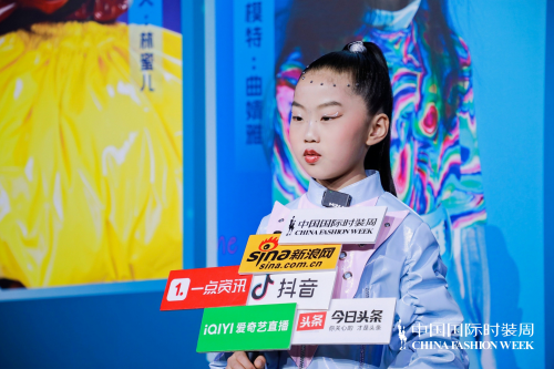 中国国际时装周小钦星秀场代言人安梓萌闪耀舞台