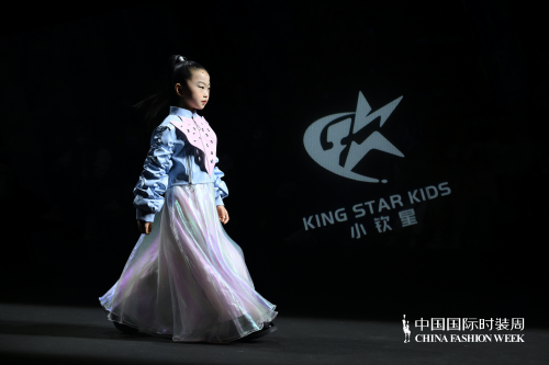 中国国际时装周小钦星秀场代言人安梓萌闪耀舞台