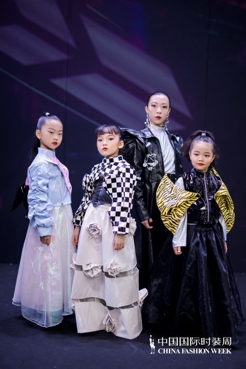 中国国际时装周小钦星秀场代言人安梓萌闪耀舞台