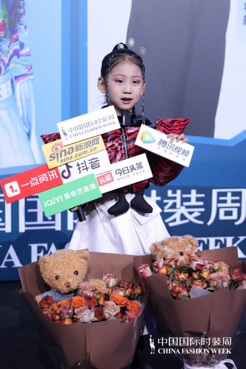 中国国际时装周小钦星秀场代言人林蜜儿闪耀舞台