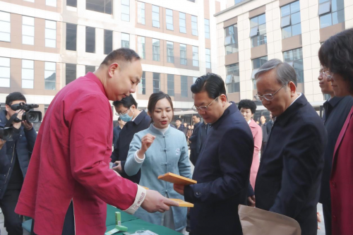 南阳市委书记朱是西深入调研中医药企业，与河南爱视力药业、南阳海之达生物总裁李静共话中医药文化传承与发展