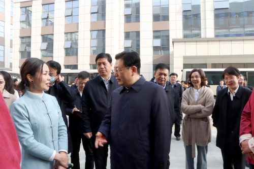南阳市委书记朱是西深入调研中医药企业，与河南爱视力药业、南阳海之达生物总裁李静共话中医药文化传承与发展