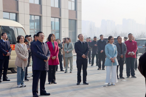 南阳市委书记朱是西深入调研中医药企业，与河南爱视力药业、南阳海之达生物总裁李静共话中医药文化传承与发展