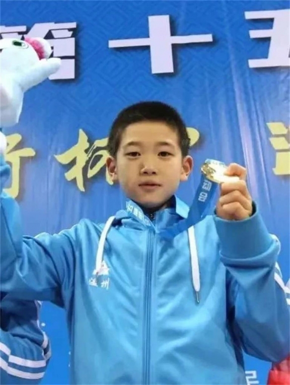 自由泳冠军潘展乐10岁时曾表示：游得比孙杨快就够了