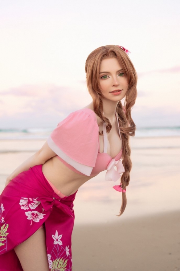 艾什莉体模COS《FF7RE》爱丽丝 清凉泳装太辣了吧！