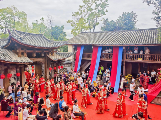 云南举办第一届集体婚礼！1409对新人共庆“七夕”，引领婚事新风尚	
