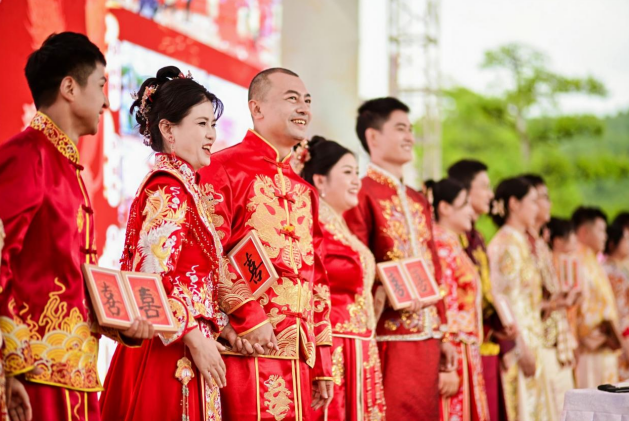 云南举办第一届集体婚礼！1409对新人共庆“七夕”，引领婚事新风尚	