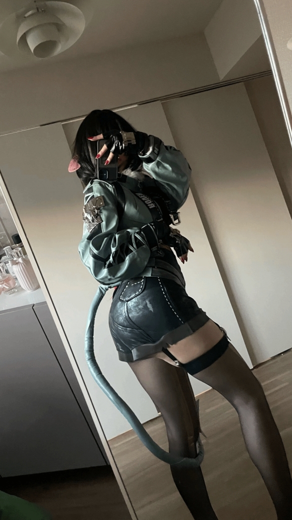 樱花妹COS《绝区零》简 破洞黑丝勾人长尾惹人遐想！
