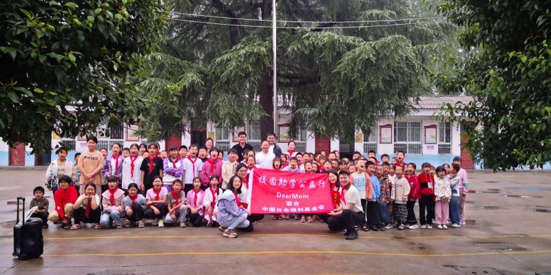 “读书让爱发芽”DearMom公益捐书活动点亮乡村振兴梦