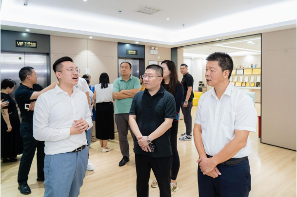 深圳市宝安区委、区统战部、区工商联、市工商联等领导一行莅临中安康华调研指导