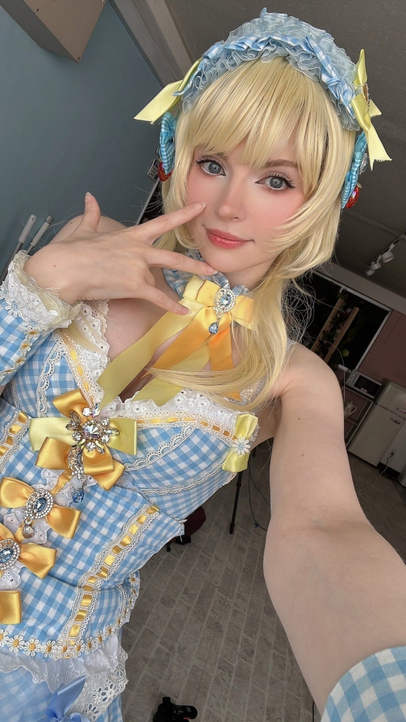 小姐姐COS《FF7：重生》艾莉丝 雪白长裙优雅知性！