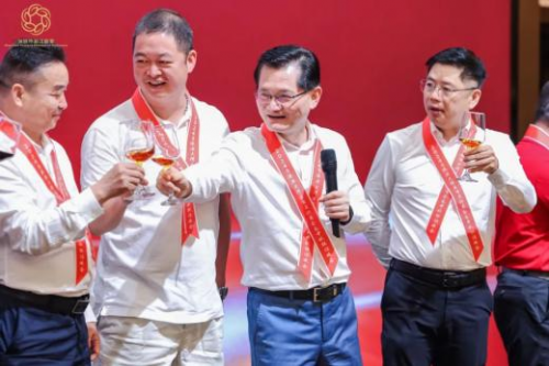 携手并进，共赴新程 