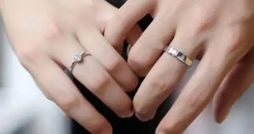 中指戴戒指说明什么？中指佩戴戒指的含义代表什么，佩戴在左右手的区别有哪些