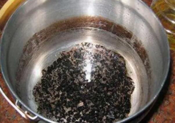 锅底烧糊的黑垢怎么去除，把厨房工具都用起来，妙用白醋！