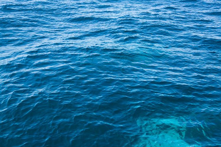 海水为什么是蓝色的？为什么有一些地方的海水并不是蓝色的