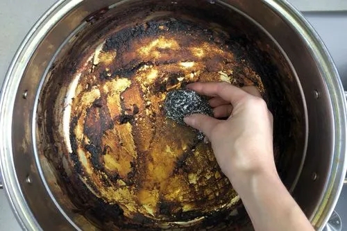 锅底烧糊的黑垢怎么去除？三个小技巧让你烧糊的锅底恢复光洁如新