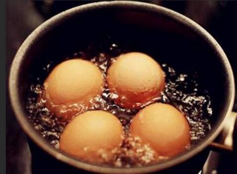 煮鸡蛋冷水下锅还是热水，煮鸡蛋到底要煮多久才算熟？
