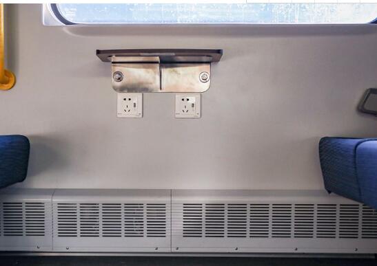 火车上有可以充电的地方吗，可以充电，但不能使用大功率电器