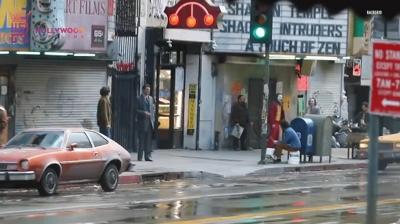 《小丑2》曝新片场视频 真假两位小丑街头“狂飙”