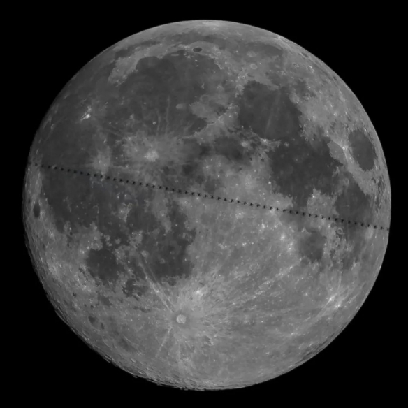中国空间站凌月轨迹罕见瞬间被拍到！一瞬绝美震撼！
