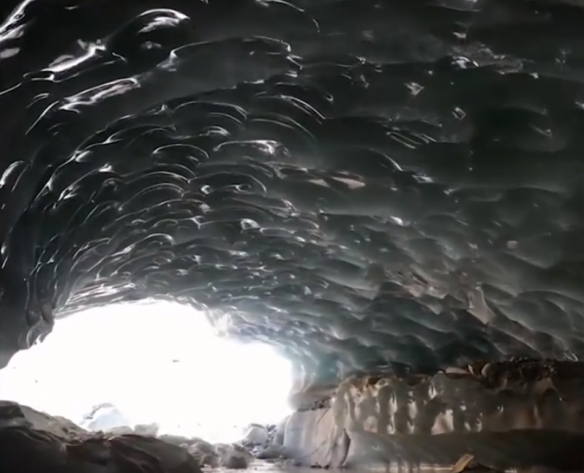 内部如水晶宫殿！西藏发现165米超大型冰洞:弧拱造型
