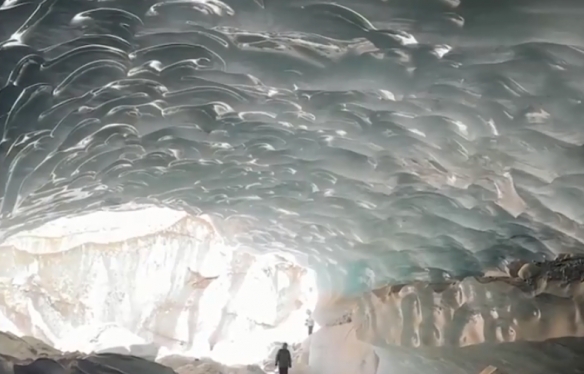 内部如水晶宫殿！西藏发现165米超大型冰洞:弧拱造型