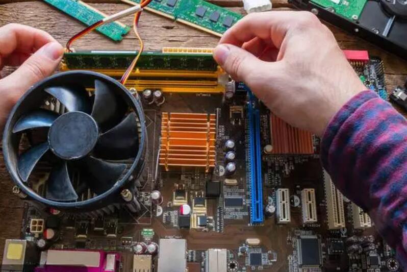 维修电脑一般要多少钱，看具体情况，比如硬盘更换只要200元