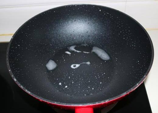 铁锅怎么开锅不生锈不粘锅，开锅的正确方法在这里，保证不生锈不粘锅