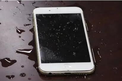 手机进水了怎么处理比较好，常见的错误补救方式有哪些，正确补救方式是啥？