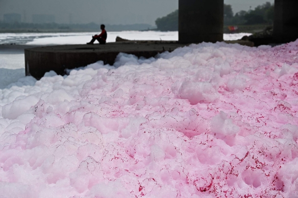 触目惊心！印度亚穆纳河遭受严重污染 有色泡沫充斥水面