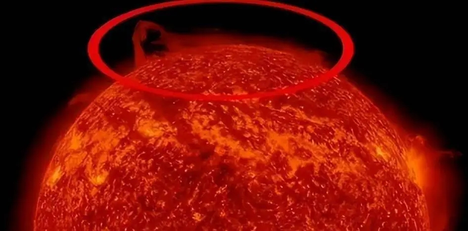 NASA拍到太阳北极一块断裂脱落？这一现象表达了什么，科学家却这样回答