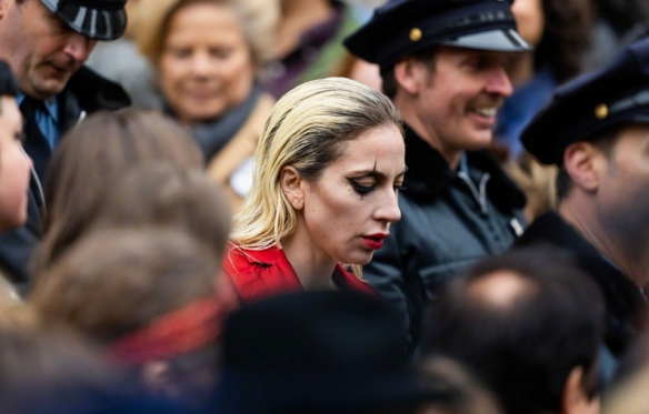 Lady Gaga《小丑2》片场路透照曝光！红衣疯狂小丑女