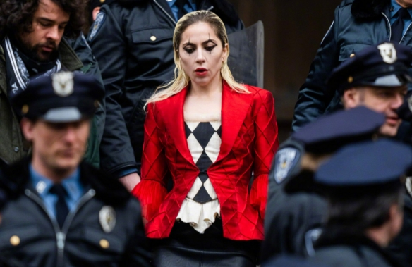 Lady Gaga《小丑2》片场路透照曝光！红衣疯狂小丑女
