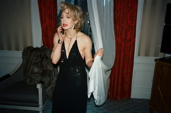 美国女星凯莉·库恩新杂志写真 性感露背黑裙又辣又野