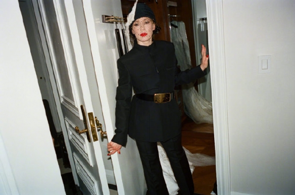 美国女星凯莉·库恩新杂志写真 性感露背黑裙又辣又野