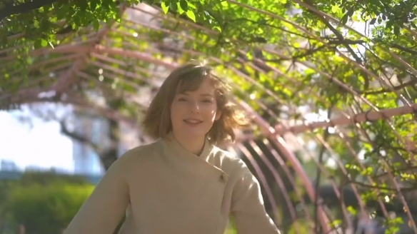 《生化4RE》艾什莉脸模新视频 樱花树下的短发甜妹！