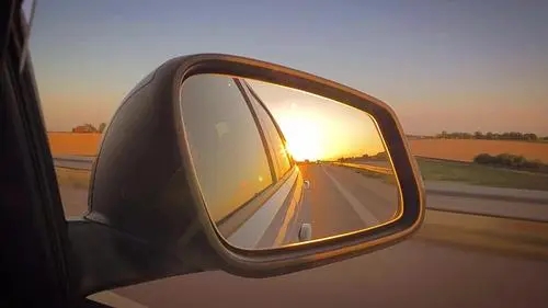 汽车的后视镜是凹面镜还是凸面镜？为什么要设置成这种镜面