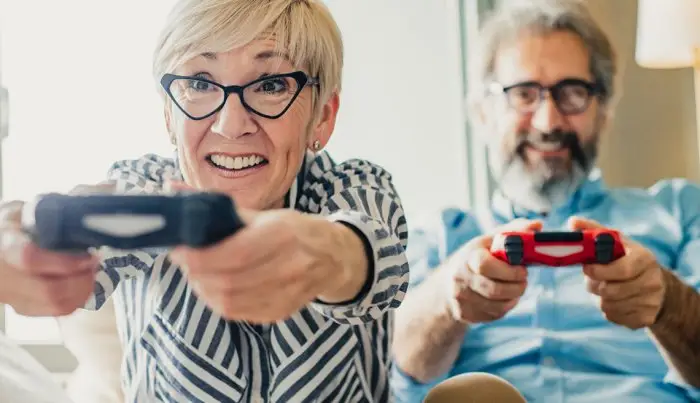 谁不爱玩游戏！调查显示美国50岁以上人群有45%玩游戏