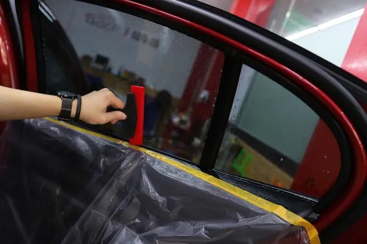 车窗贴膜可以隔热防晒吗？车窗贴膜有什么用，它的好处有哪些