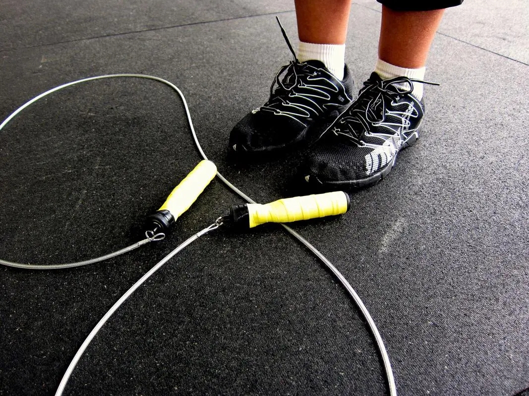 跳绳减肥一天跳多少个可以减脂？跳绳的好处除了减肥还有哪些