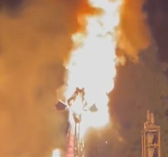 美国迪士尼乐园13米巨龙起火 观众：还以为是新节目