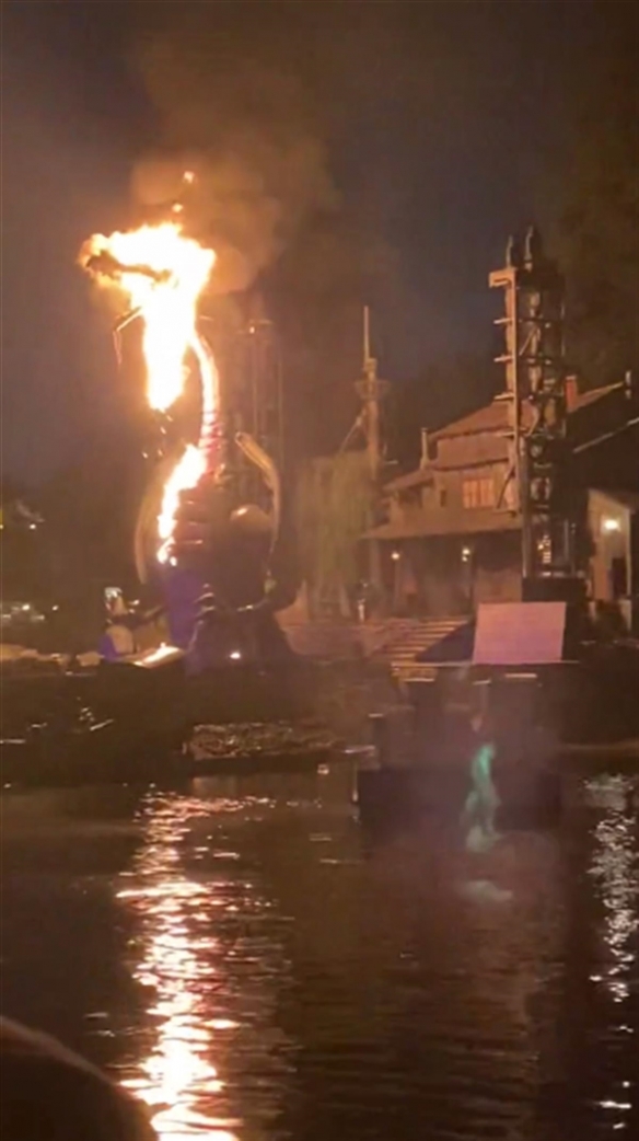 美国迪士尼乐园13米巨龙起火 观众：还以为是新节目