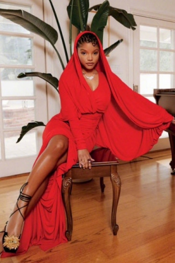 《小美人鱼》女主最新杂志写真 一席红裙勾勒好身材