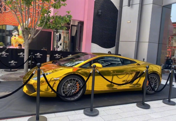 《速度与激情10》北京环球影城首映！金色豪车相伴！