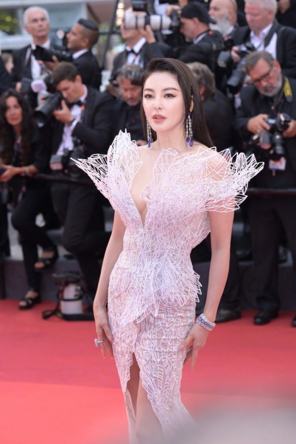 张雨绮一席3D打印长裙亮相 华丽精致让人一眼惊艳！